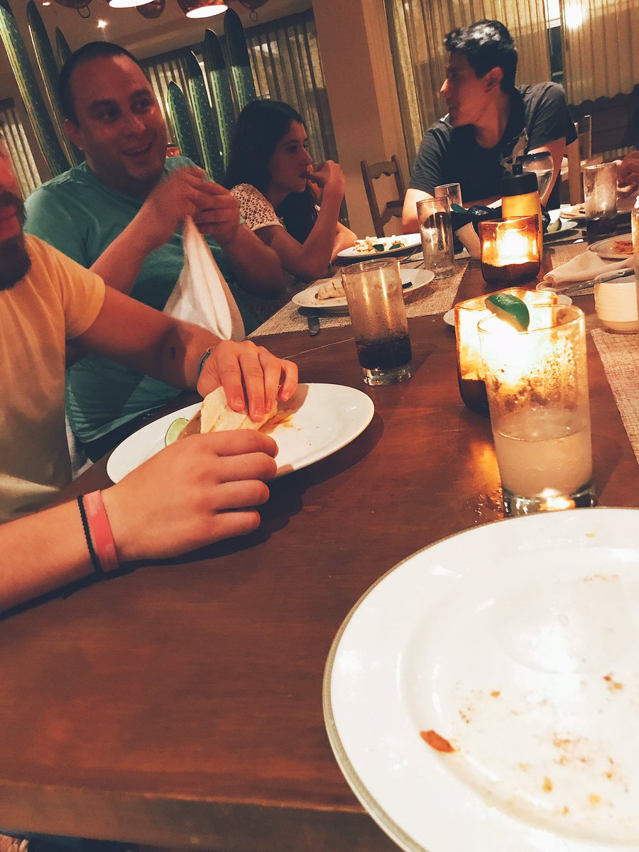 jacobnix's tweet photo. Cenando tacos y ensalada con el equipo de organizadores del Festival de Software Libre en Puerto Vallarta 2017 ✔️❤️ https://t.co/B9UzgTbnUq