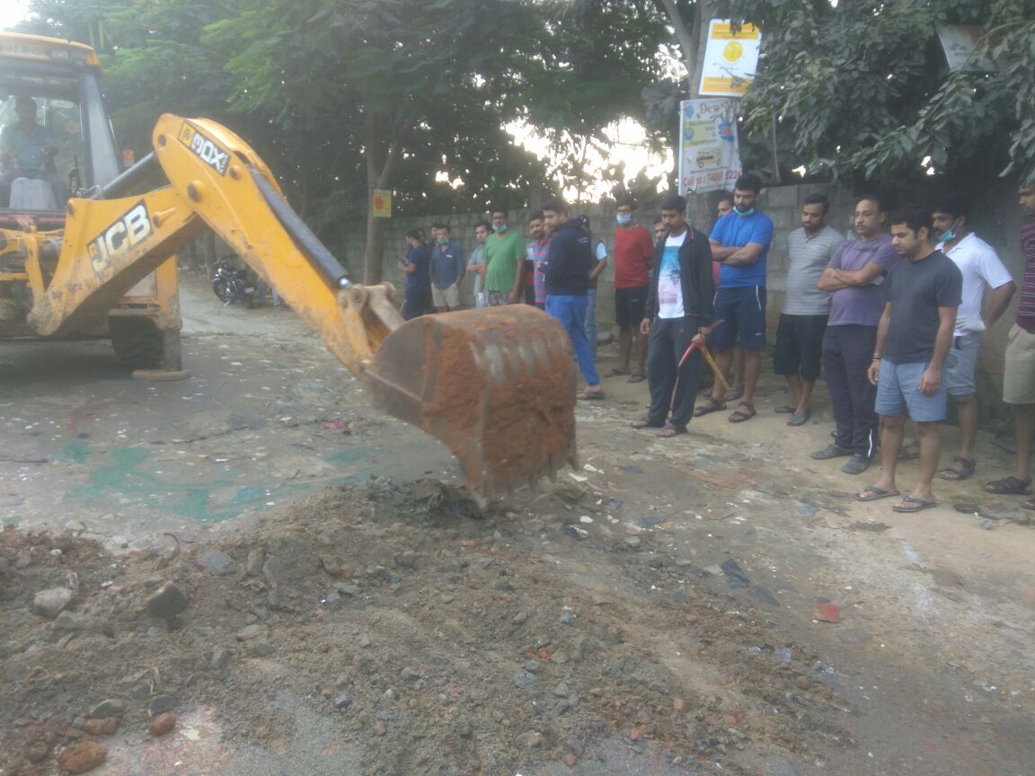 bhupeshchadha's tweet photo. @TheBDA @BBMPCOMM1 @bbmpcommr @CMofKarnataka post struggle of 1yr citizens of GR Sankalpa Choodasandara Road-99 repaired the road themselves https://t.co/6XgtOuX6zc