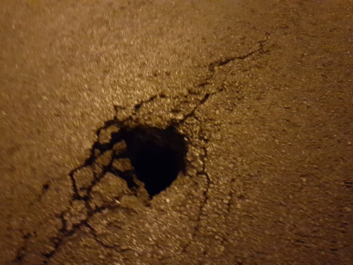 sersua93's tweet photo. @todoVicalvaro vicalvaro se cae! Socabon en la esquina de lago erie https://t.co/r5tdyqhcjl