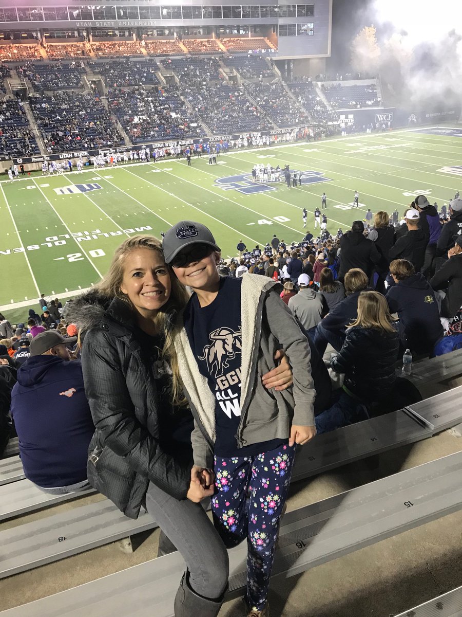 sarahrebecca227's tweet photo. My cute sister and niece. We love our Aggies! #imlovinitusu https://t.co/Bt9qkx1tR4