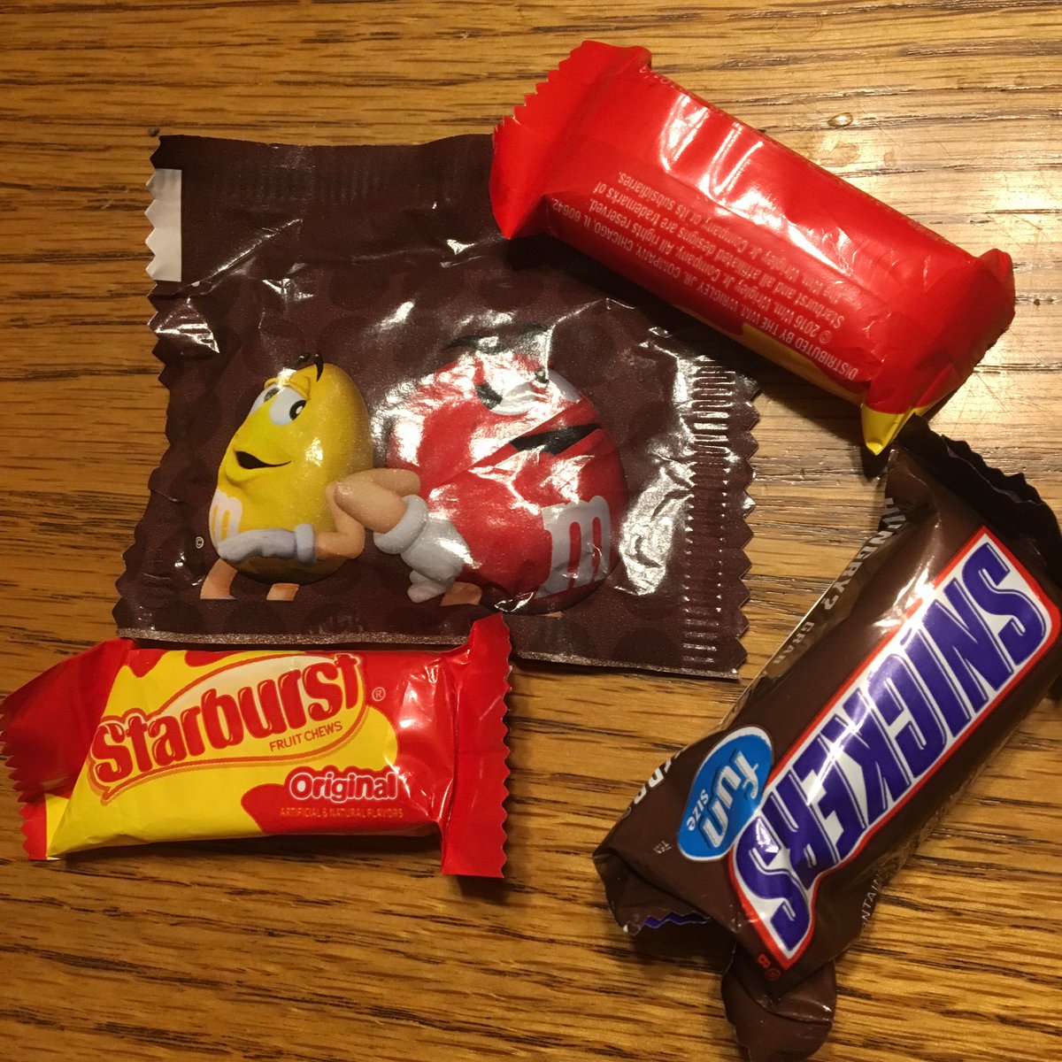 Kelliwyrm's tweet photo. @geekgirlpenpals @IggleBugs #Hallowigglebugs Candy https://t.co/fAl2jItl6z