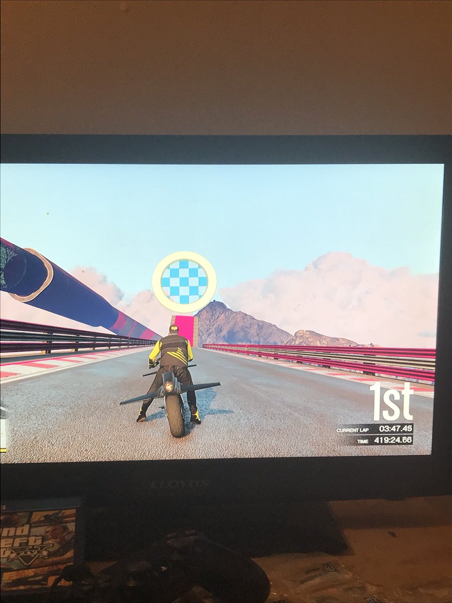 TimBeck67862441's tweet photo. @RockstarGames  on gta5 I played a transformation race and did 99 laps on double money and rp but I got 9000$ like wtf I did that for 9 hour https://t.co/iscnqmdCav