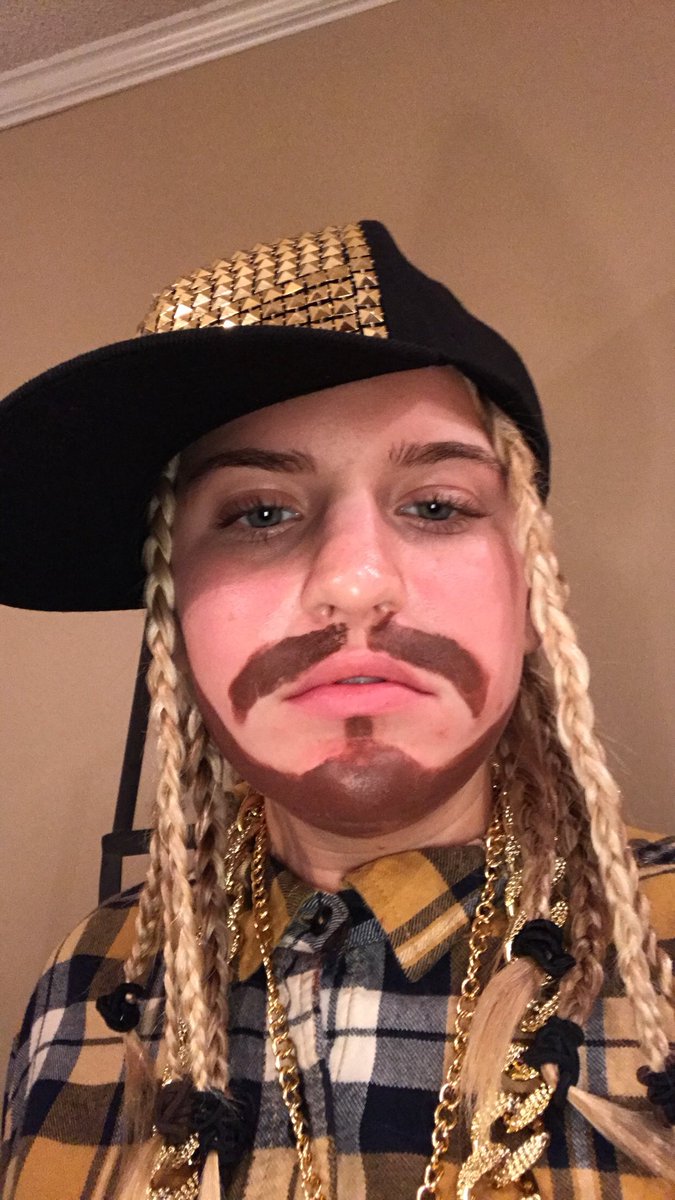 morgan14wallace's tweet photo. if you can’t meet him then you might as well be him @PostMalone https://t.co/328nTCkr7e