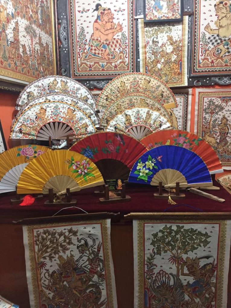 KonJenBali's tweet photo. #streetsofbali beautiful #kemasan style fans at the #klungklung market #Bali. https://t.co/1r4vYB5S8n