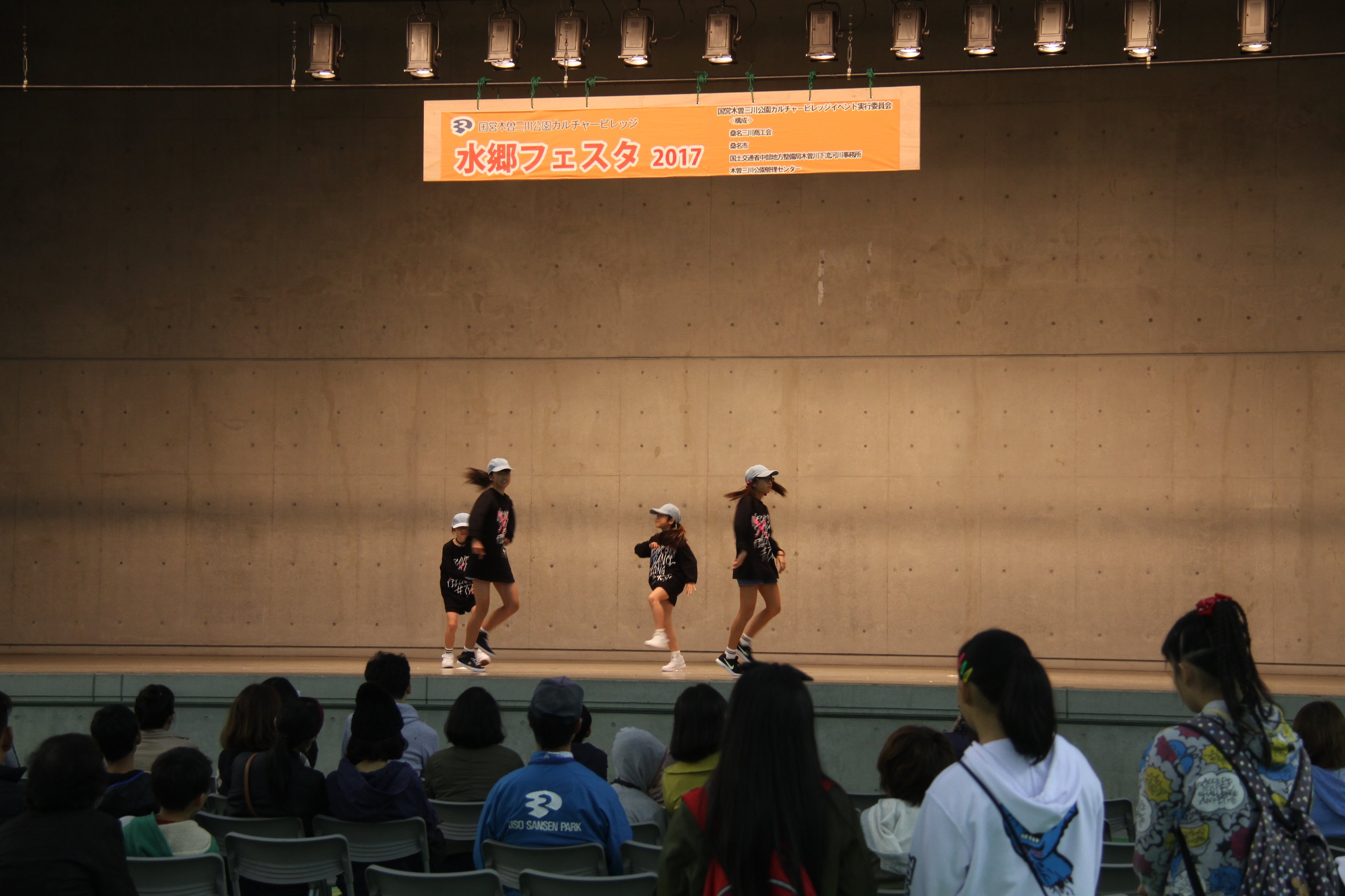 توییتر 三重県桑名市 در توییتر 木曽三川公園カルチャービレッジでは水郷フェスタが開催されています 屋外イベントは中止となりましたが ドーム内ではプラレールやダンス 桑名の千羽鶴折鶴体験などが行われています お出かけの際は天候に気をつけてください