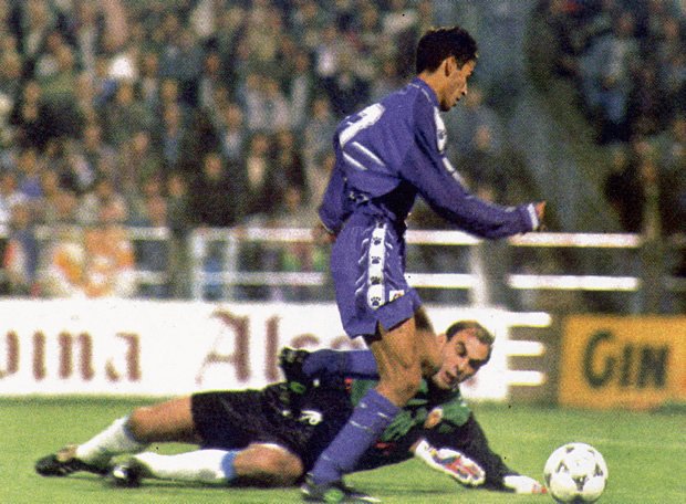 Raul7Capitan7's tweet photo. Tal día como hoy hace 23 años debuta @RaulGonzalez con el Real Madrid.

Aunque no marcó, hizo un gran partido ante el Zaragoza. 

#Raulismo https://t.co/ZRNHUDhblT