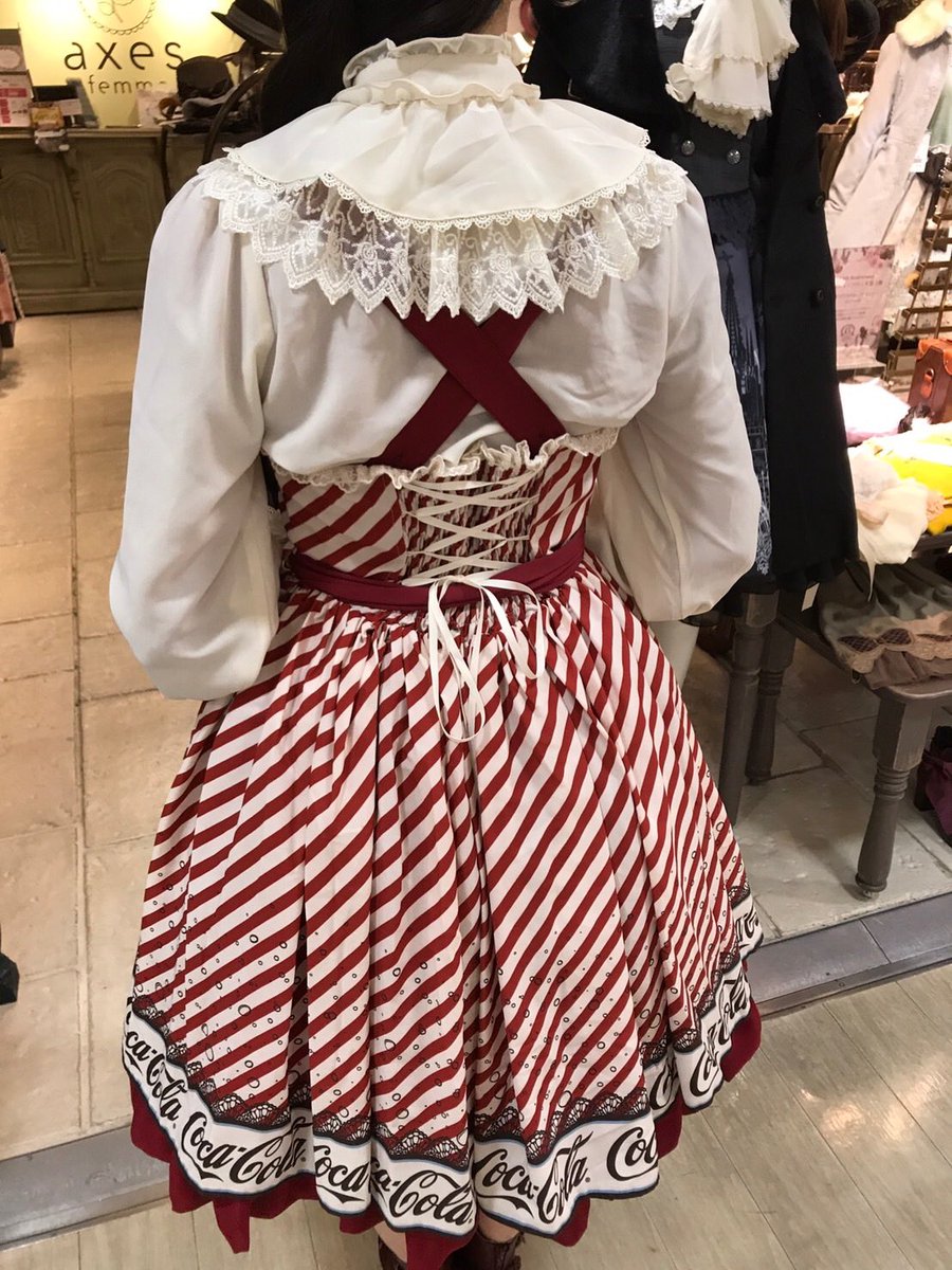A Axes Femme ラフォーレ原宿 お洋服紹介 明日から発売のコカコーラコラボ 赤と生成りのストライプがとっても可愛いワンピースです 後ろはシャーリングで編上げになっているので シルエットがとっても綺麗 裾のcocacolaの文字プリントや炭酸の泡が