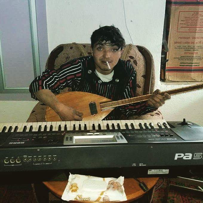 Usta bir kişi olur ya evet aşkla bır dırem kaldım ama sen onla konuş dur şimdi heleee  domates cukruk kırılan sandık bantım dutar hadı kız