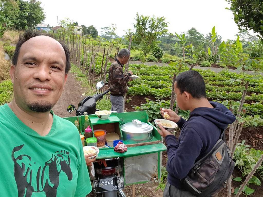 rudimaulana10's tweet photo. Nyabu di kebon....... #ciomas #bogor https://t.co/0ic2ta3izY https://t.co/jk8EEnfx91
