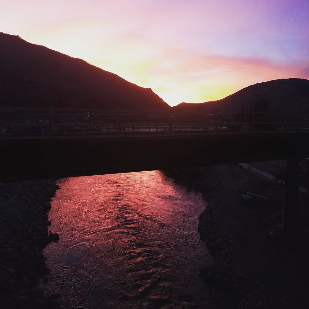 Last night's sunset 🌅 #sunset #mountains #mountainsunset #riverreflections #coloradolife #coloradolive #colorado #… ift.tt/2zeEL7M