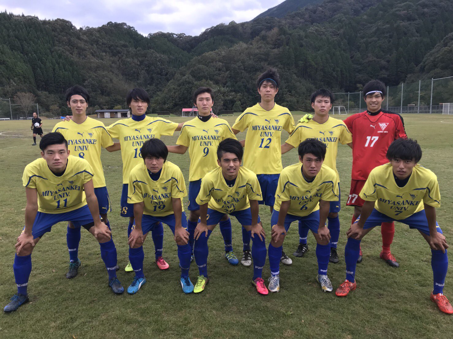 宮崎産業経営大学サッカー部 宮崎県社会人サッカーリーグ1部 第7節 結果 10 29 日 12 40キックオフ 木城町ピノqパーク 宮崎産業経営大学fc Vs 高鍋ofc 1 1 0 0 得点者 18分 庭田順平 T Co T0u0q6fpxu Twitter