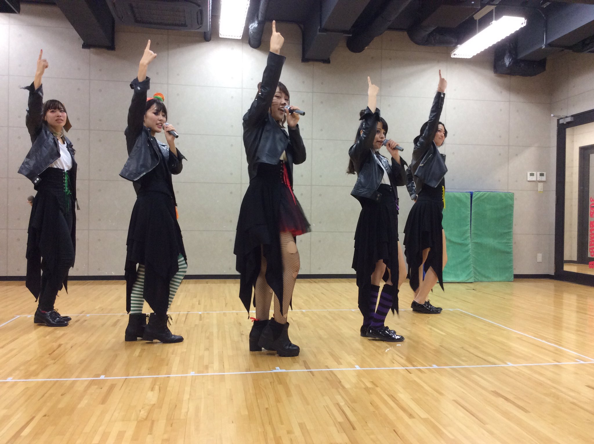 ヤマトナデシク 公式 体験生の金折です ヤマトナデシクのマネージャー体験に参加しました 和気あいあいとした雰囲気とカッコイイ衣装で魅了され 力強い歌とダンスで元気をもらいました 11月3日に大阪医療技術学園専門学校の文化祭に出演します