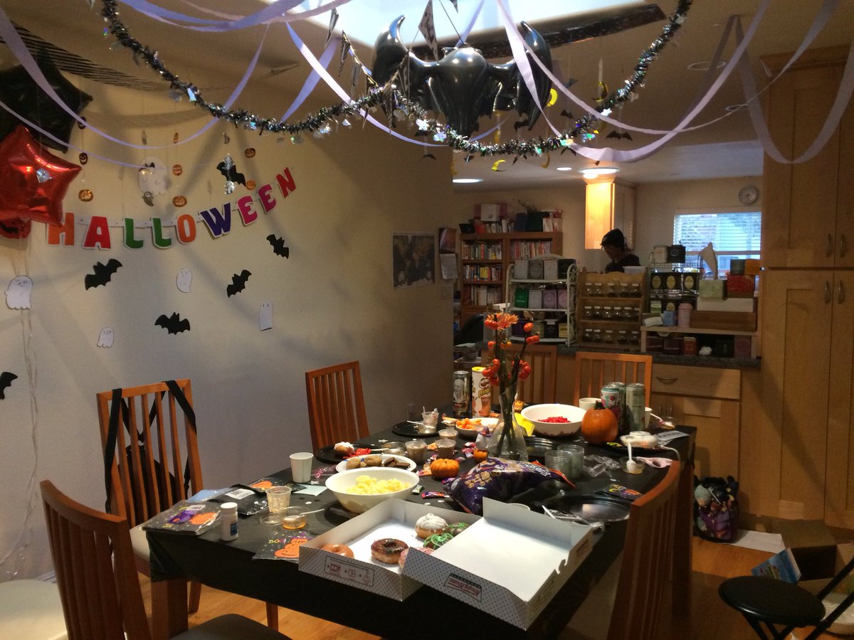 Kaiami's tweet photo. Party decor! All of the halloween stuff is 50% off at daiso so i got a bunch of cute festive stuff for $0.75 https://t.co/498xmxmZtV