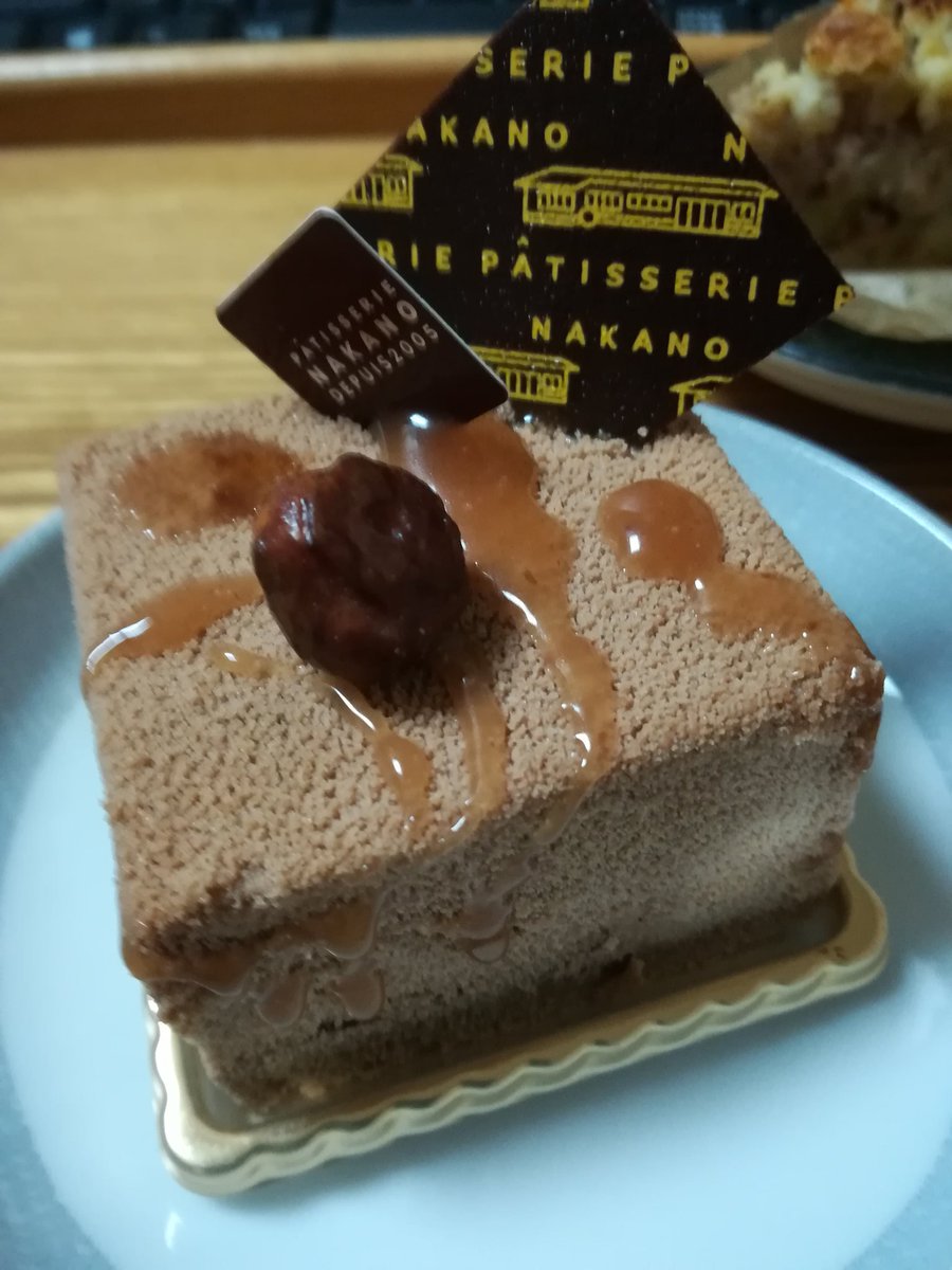 Gourmotu Auf Twitter 恋路なかの洋菓子店エヴール 名前怪しい チョコレートケーキです 中はナッツたくさん 二層式で上は チョコムース 下は別のチョコのスポンジ ナッツ好きだけどカロリーが