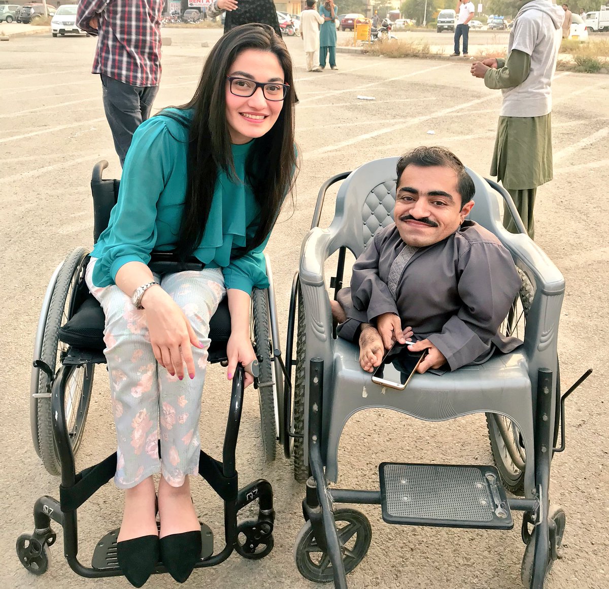 muniba_mazari's tweet photo. Because there’s always a reason to smile! 🙂 w/ our very special guest at #fooddrive! ✌🏻 https://t.co/aQ7YHP5OQm