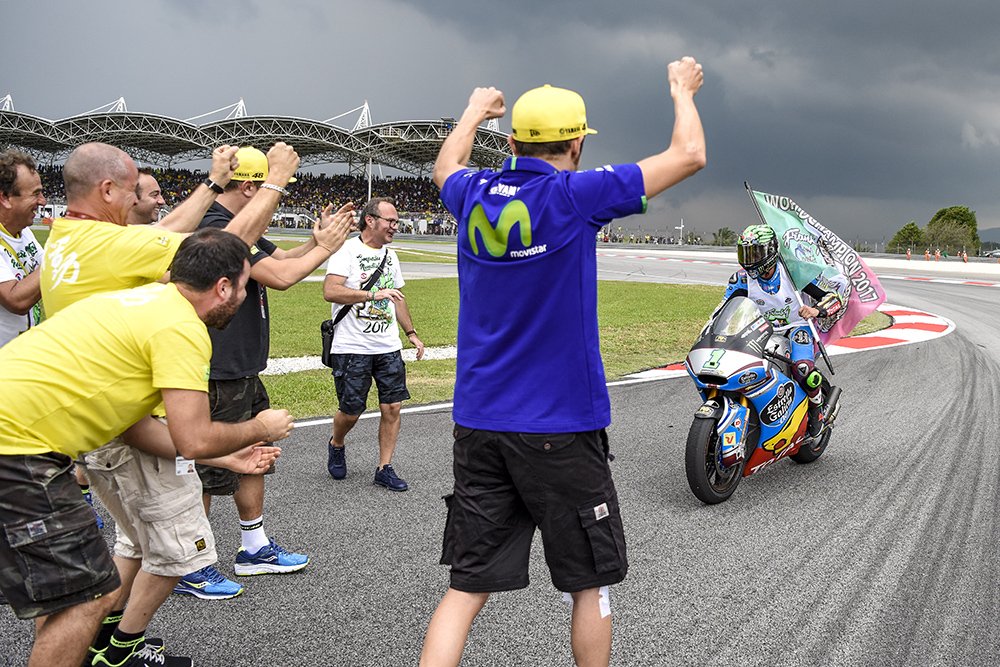 🍾🇮🇹☝🏻CAMPIONI DEL MONDO 🍾🇮🇹☝🏻
<a href="/FrankyMorbido12/">Franco Morbidelli</a> is the new Moto2 World Champion 2017...E ANDIAMOOOOO ❤️
