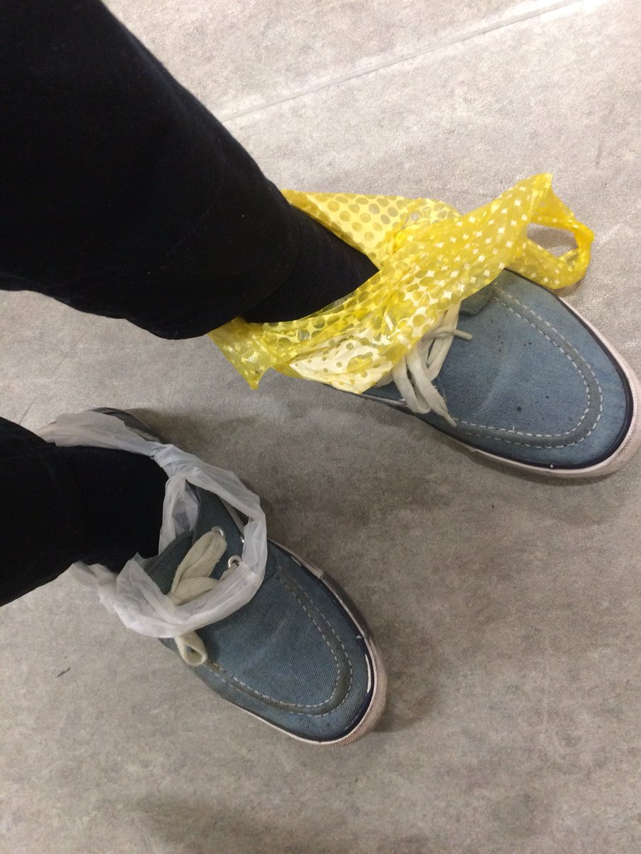 すぎやまケーロ カエルと魔女 Auf Twitter 靴下の上にビニール袋を履くスタイル 靴浸水時に靴下を守れる ビニールが長いと裾も守れるぞ 輪ゴムで留めるのは忘れずに 確実に周りから見られるが気にするな 初心者は透明ビニールで 短いから裾は守れないぞ さあ