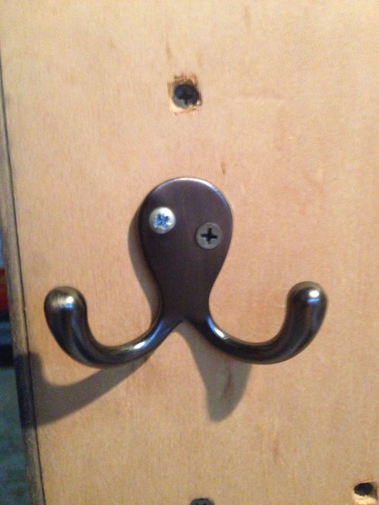 Phil / Youmuus on X: Why my hanger lookin like a drunk octopus