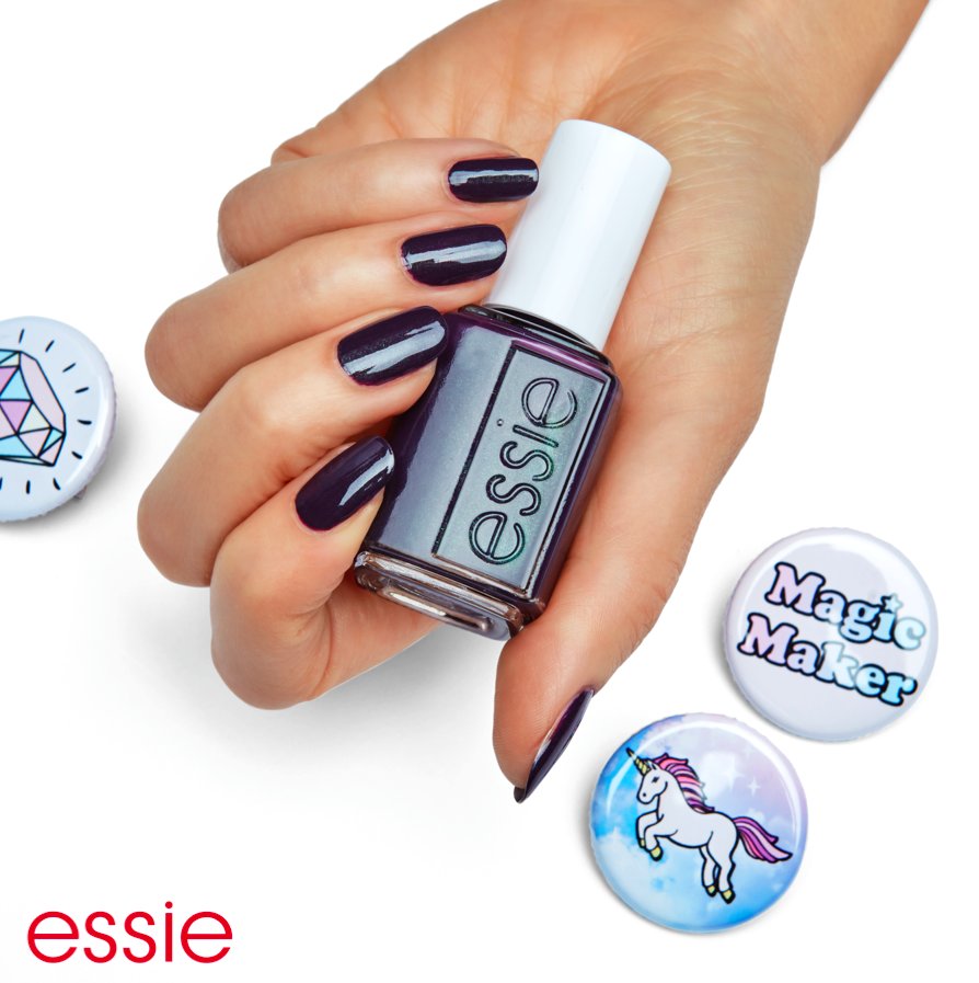 essie_DE's tweet photo. Rein in die Jeansjacke, greif dir dein Schnapparmband und sei dressed to the nineties! #essieFall2017 #dressedtothenineties https://t.co/Sxui2cEZsp