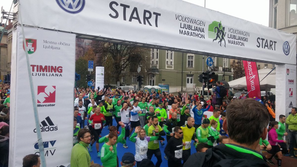 Tekaški žur se začenja. Ob 8.30 se je s štarta pognalo več kot 7.000 tekačev na 10 km. Srečno! Več v zivo na @SiolSPORTAL