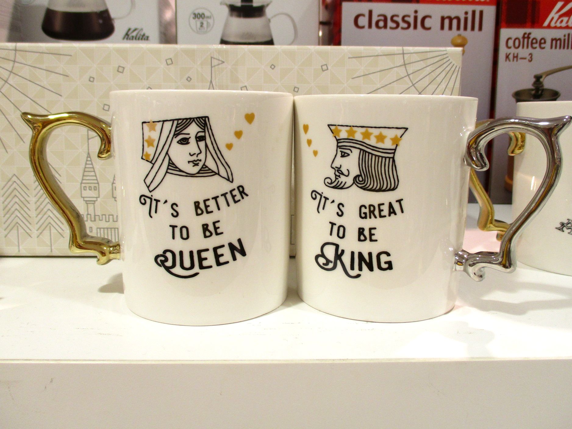 大宮ロフト 家庭用品売場におしゃれな ペアマグカップ が新登場 キングとクイーンをあしらったデザインに ゴールドの持ち手がアクセント ご結婚のお祝いにもぴったりですね ɔ C T Co Ebftwbl9nl Twitter