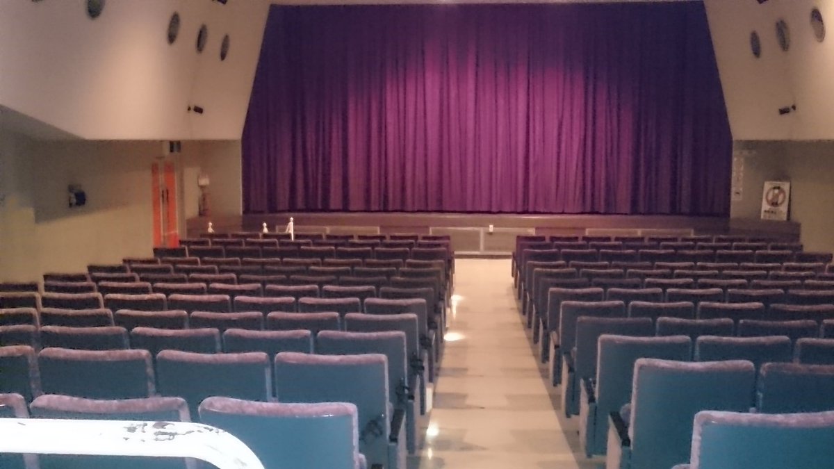 やん Akage 鳥取市内唯一の映画館 どんちょう レトロすぎる 懐かしい匂い T Co Khisknizo4 Twitter