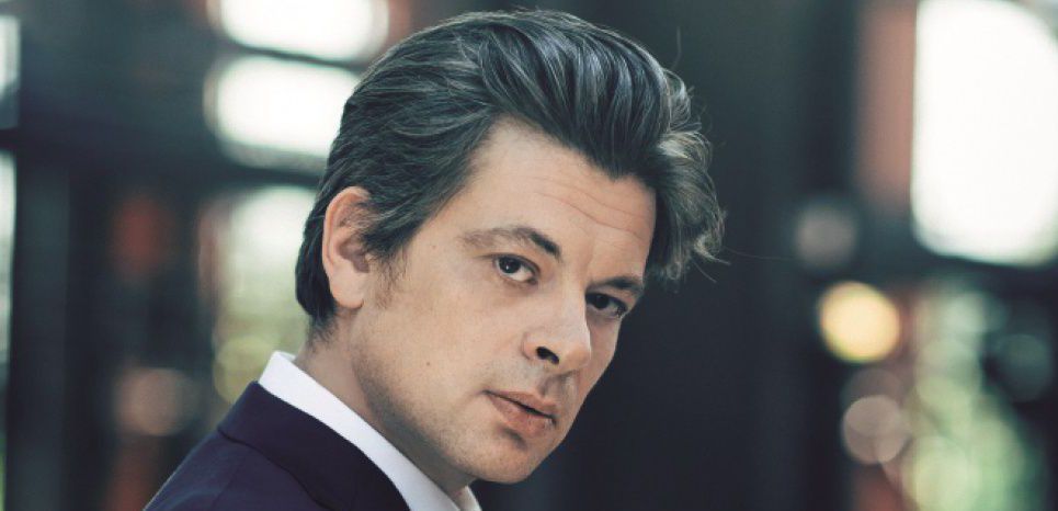 teleobs's tweet photo. Benjamin Biolay : "C'est bien de ne pas vivre dans une bulle d'artiste indépendant"
>> https://t.co/ol407at3HM https://t.co/i33k457GCI