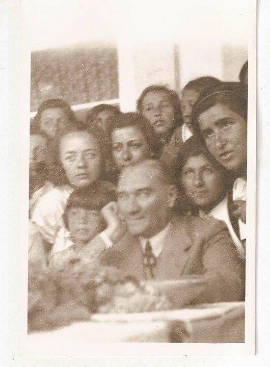 Gazi Mustafa Kemal Atatürk’ün kurduğu ve yol gösterdiği Türkiye Cumhuriyeti, 94 yaşında.  Çok yaşa kimsesizlerin kimsesi Cumhuriyet🇹🇷