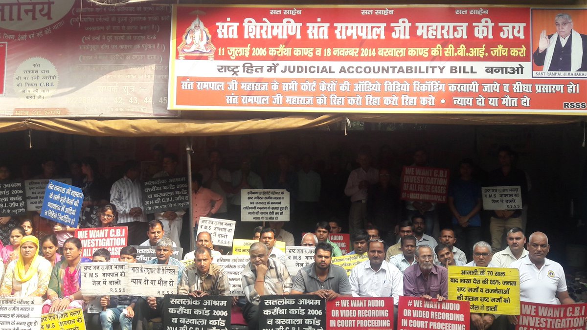 Rameshdass16's tweet photo. # 29/10/17 दिल्ली से आये 775 दिनो से जंतर मंतर दिल्ली पर CBI जाँच की माँग करते संत रामपाल जी महाराज जी के सैकड़ों अनुयायी Bgt/Ramesh D/kkr https://t.co/1yVA4aMN2d