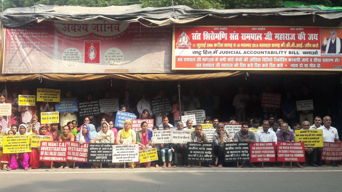 Rameshdass16's tweet photo. # 29/10/17 दिल्ली से आये 775 दिनो से जंतर मंतर दिल्ली पर CBI जाँच की माँग करते संत रामपाल जी महाराज जी के सैकड़ों अनुयायी Bgt/Ramesh D/kkr https://t.co/laRxrOgHOa
