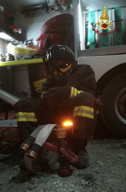 vigilidelfuoco's tweet photo. #Incendi boschivi in #Piemonte: l'impegno dei #vigilidelfuoco, la loro stanchezza dopo giorni di lotta. E oggi si va avanti. Forza ragazzi! https://t.co/BV8YfYDrY2