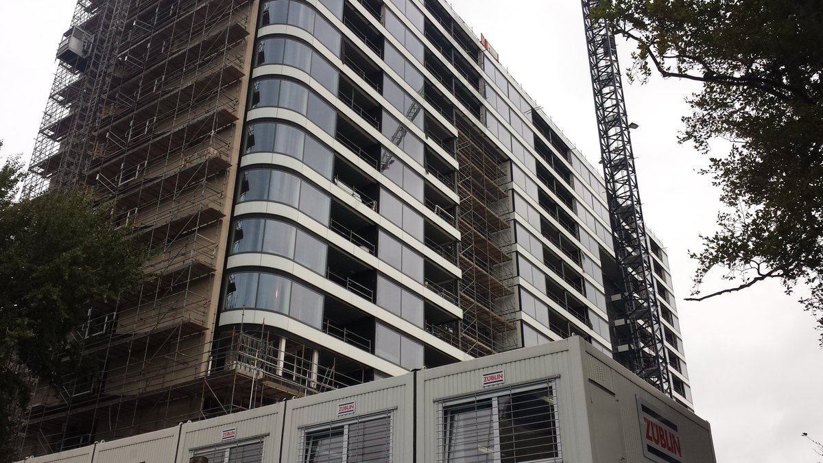 #Zublin heeft deze week het hoogste punt bereikt op bouwdeel B en op A is de gevel v/d. 4e verd. gesloten op project @HoogOostduin Den Haag