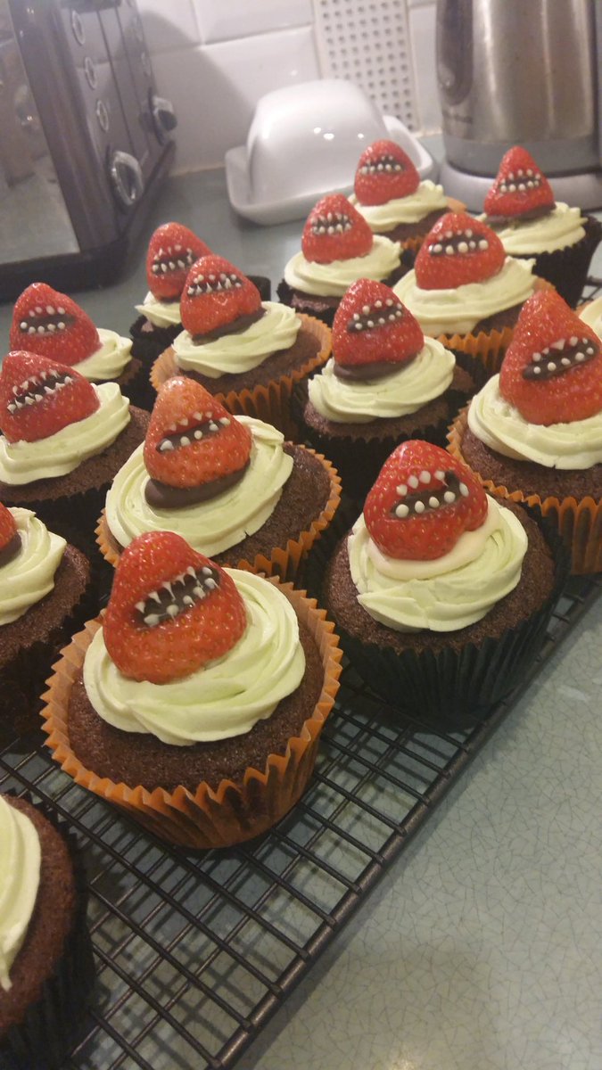 jesskleslau's tweet photo. I made spooky cupcakes last night ๐๐ป๐ (Otherwise known as mini Audrey II's!) ๐๐ธ๐ฟ #thankspinterest #audreyII #spookybaking https://t.co/F3ZKSFipsw