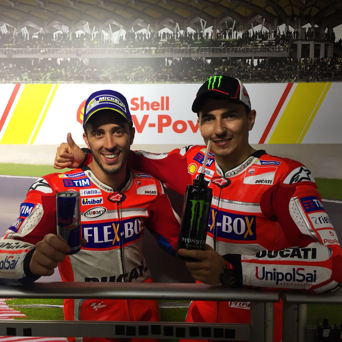 DucatiMotor's tweet image. Fantastic double podium for the #DucatiTeam at @sepangcircuit! @AndreaDovizioso first and @lorenzo99 second! ✌🏻👏🏻👏🏻👏🏻 #MalaysianGP #MotoGP