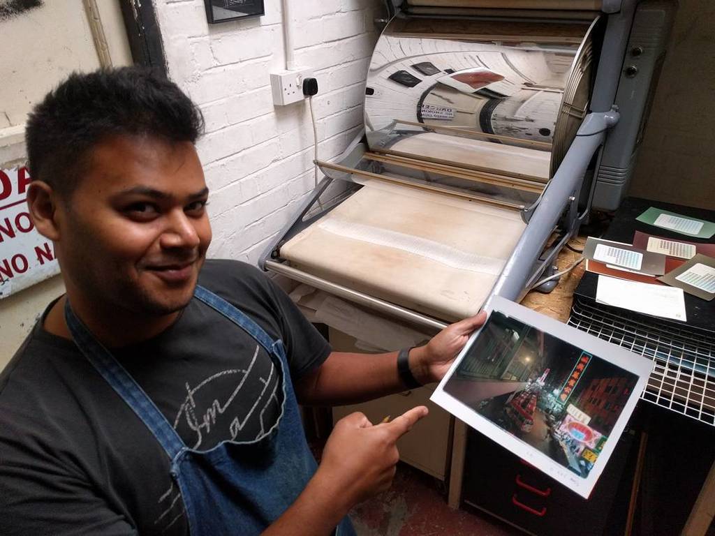 E5Process's tweet photo. @heyhussain making a rather superb colour print by hand. #colourdarkroom  #darkroom #handprint #analogue https://t.co/Cs5ZyYdUFM https://t.co/cnWSqXIaVR