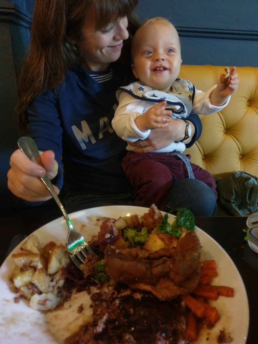 flicksandtricks's tweet photo. First @weservehumans roast at the #Heathcoteandstar 👌 #onehandedeating https://t.co/CqxiJEBz4R