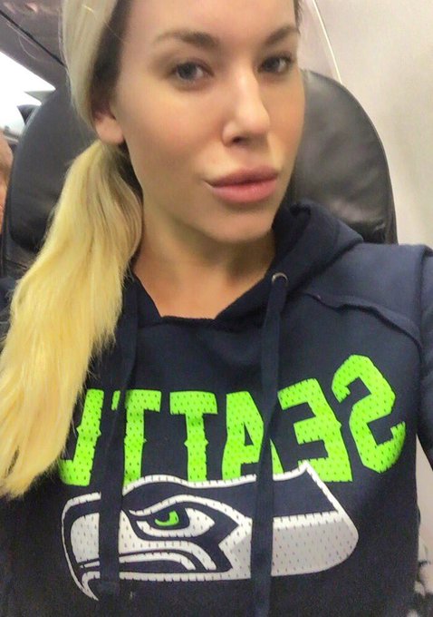 Seattle bound ✈️💚💙 #Seattle #Seahawks #nomakeup #earlymorningselfie https://t.co/dZj2kX2jjH<a href="/tag/seattle"class="tags">#Seattle</a><a href="/tag/seahawks"class="tags">#Seahawks</a><a href="/tag/nomakeup"class="tags">#nomakeup</a><a href="/tag/earlymorningselfie"class="tags"><span>#earlymorningselfie</span></a>