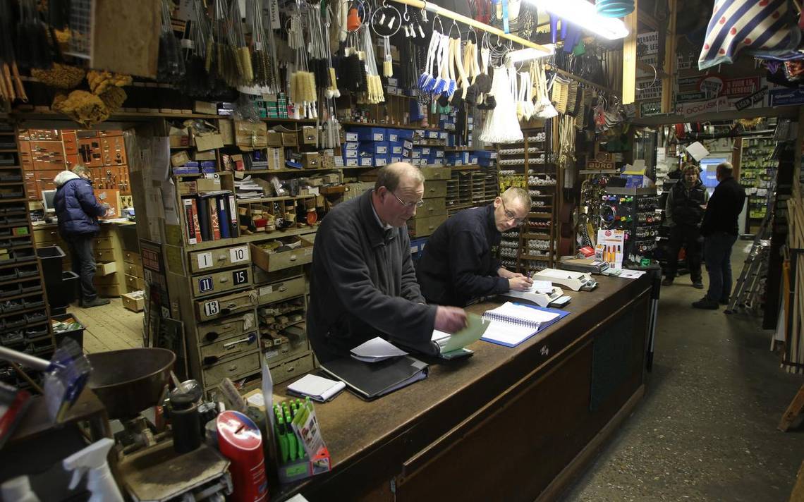 Auke Rauwerda stopt op Westerplantage (+video): LEEUWARDEN - De winkel van Auke Rauwerda aan de Westerplantage in… dlvr.it/Py9Tsx