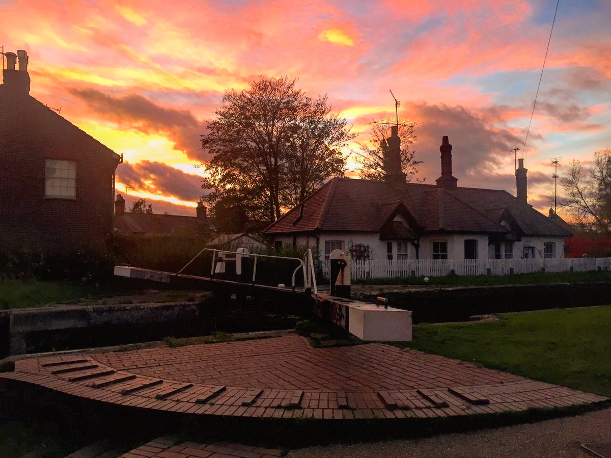 SamHarr32750996's tweet photo. #berkhamsted #berkhamstedlock #lock55 #grandunioncanal #canal #lock #waterway #hertfordshire #autumn #sunset https://t.co/PIWbfIZnqz
