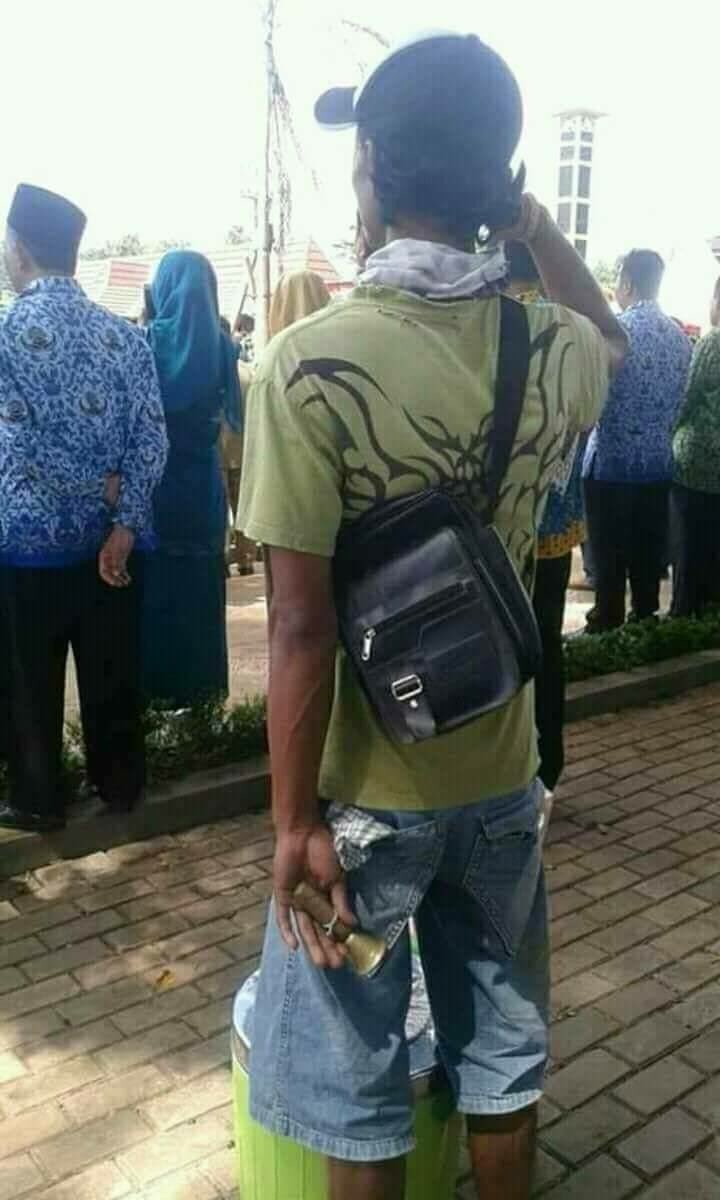 motikatrok's tweet photo. Upacara sumpah pemuda di karawang, seorang penjual es waktu pengibaran merah putih, bedakan dgn yg berbaju korpri..

https://t.co/LKtJqX2td8 https://t.co/FUDIHLXyTq