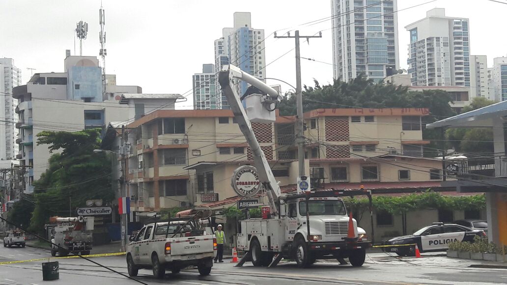 NaturgyPa's tweet photo. Continúan trabajos en Vía Porras, tras accidente vehicular esta madrugada contra poste. @tvnnoticias @Traficologo @elsiglodigital https://t.co/pkl54J92NY