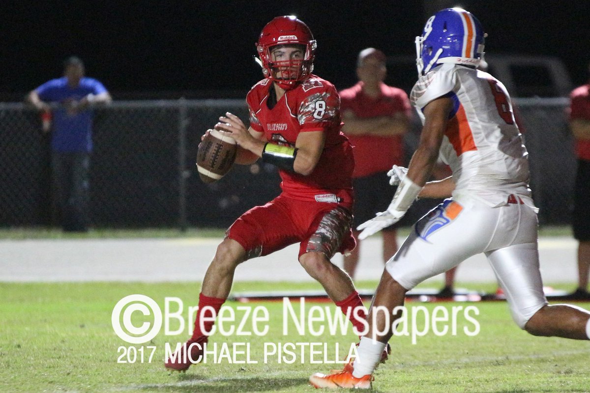 tobbbsss's tweet photo. Senior Night was a special one! 288 yds, 3 passing TD’s ,1 rushing TD in first half!!🔴 #NowOntoPlayoffs https://t.co/O5SLNUZJFD