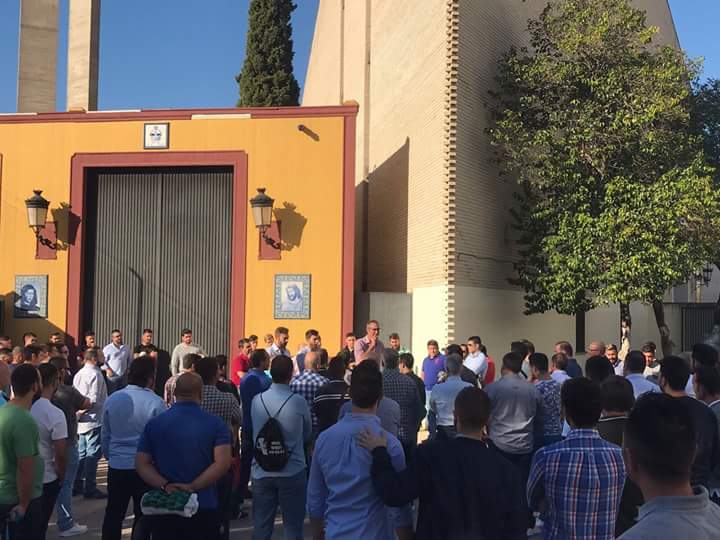 SSanta__Sevilla's tweet photo. En estos momentos, se está realizando la igualá del paso de palio de Ntra. Sra. del Rosario Doloroso a las ordenes de Rafael Díaz. https://t.co/1u2mJKjFfo