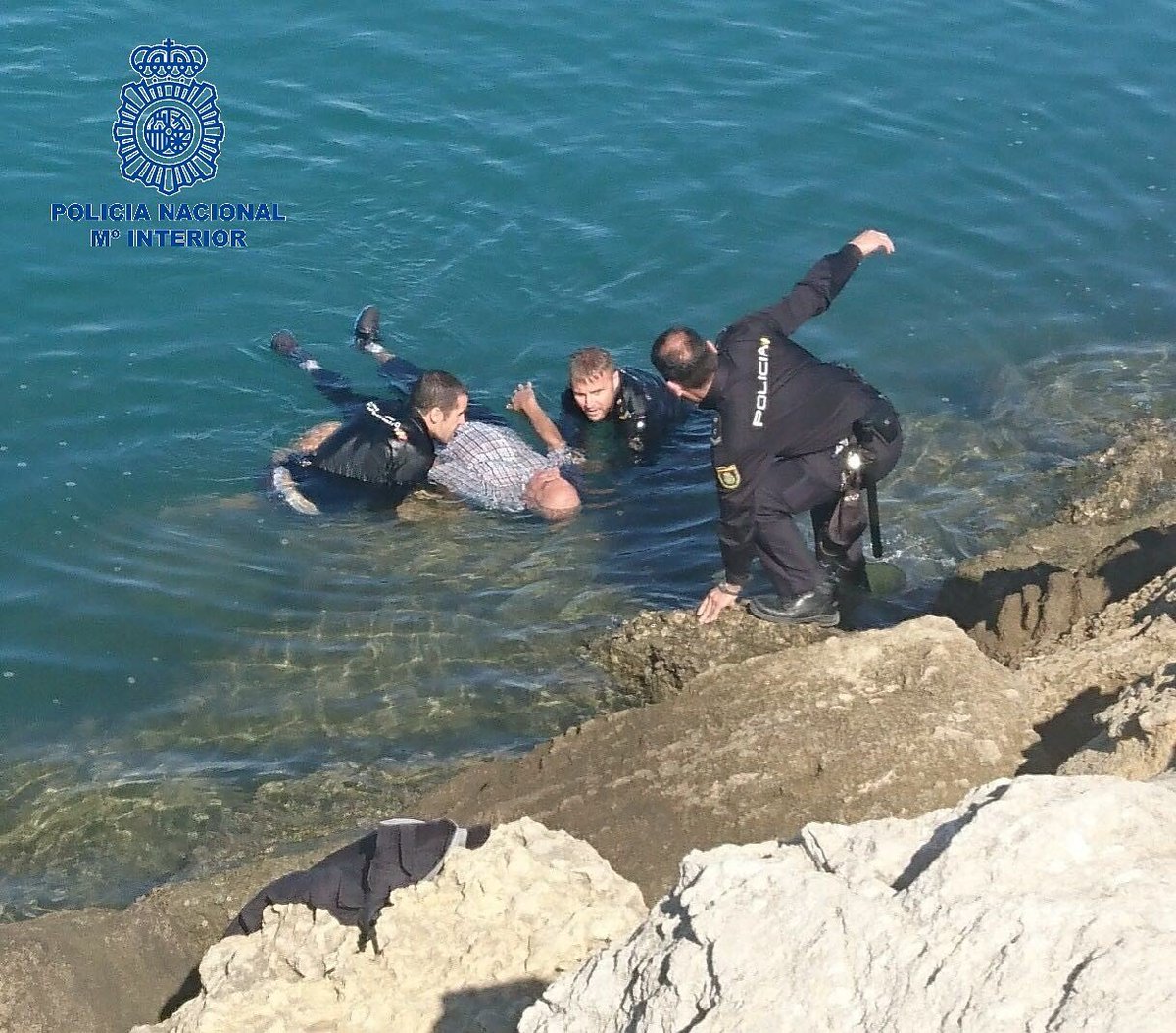 Siempre orgulloso de nuestra <a href="/policia/">Policía Nacional</a>. Rescatado un hombre de 84 años que llevaba 2 horas a la deriva al caer de un espigón en #ElPuerto.