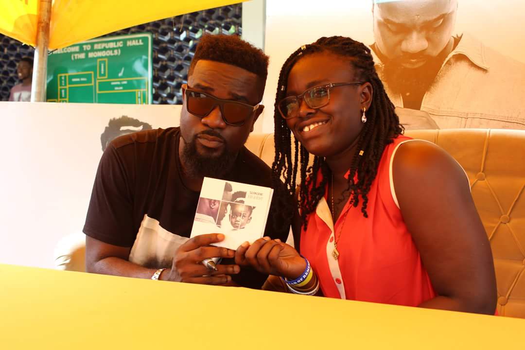 Elliot_Boli's tweet photo. @sarkodie  signed copies of The Highest album for loyal fans at the forecourt of the Republic Hall, KNUST.

 #PulseInvasion Concert. https://t.co/saKJNAWB0G