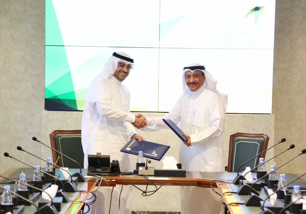 HRSD_SA's tweet photo. #وزارة_العمل_والتنمية_الاجتماعية توقع مذكرة تعاون مع "تكامل"  لتوفير حاضنات داخل مقارّ عمل المرأة وحاضنات من المنزل
https://t.co/ZPt2zGR5EX https://t.co/BeEoLZfyQ1