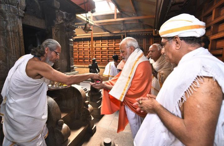 themangaloremir's tweet image. #ModiInDharmasthala #Modi
ಡಿಜಿಟಲ್ ಇಂಡಿಯಾ ಟೀಕೆಗಳಿಗೆ ಧರ್ಮಸ್ಥಳದ ಗ್ರಾಮೀಣ ಪ್ರದೇಶದ ಮಹಿಳೆಯರೇ… themangaloremirror.in/modi-in-dharam…
