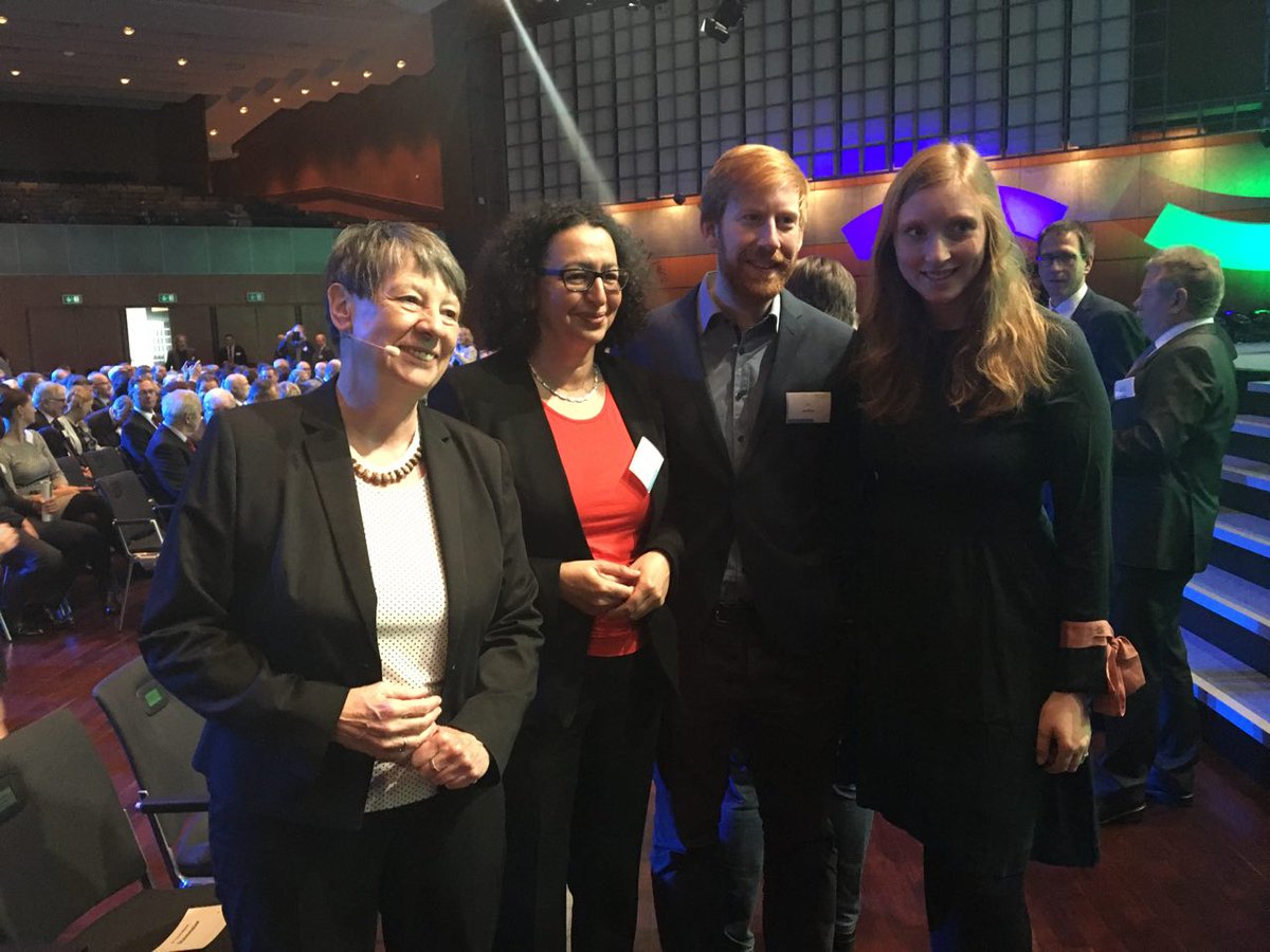 timjanssen_c2c's tweet photo. Im Gespräch mit Ministerin Hendricks @bmub als unsere Schirmherrin des #C2CC17 @C2C_eV über den C2C Congress #dankbar #CradleToCradle https://t.co/Cc5Yg6123G