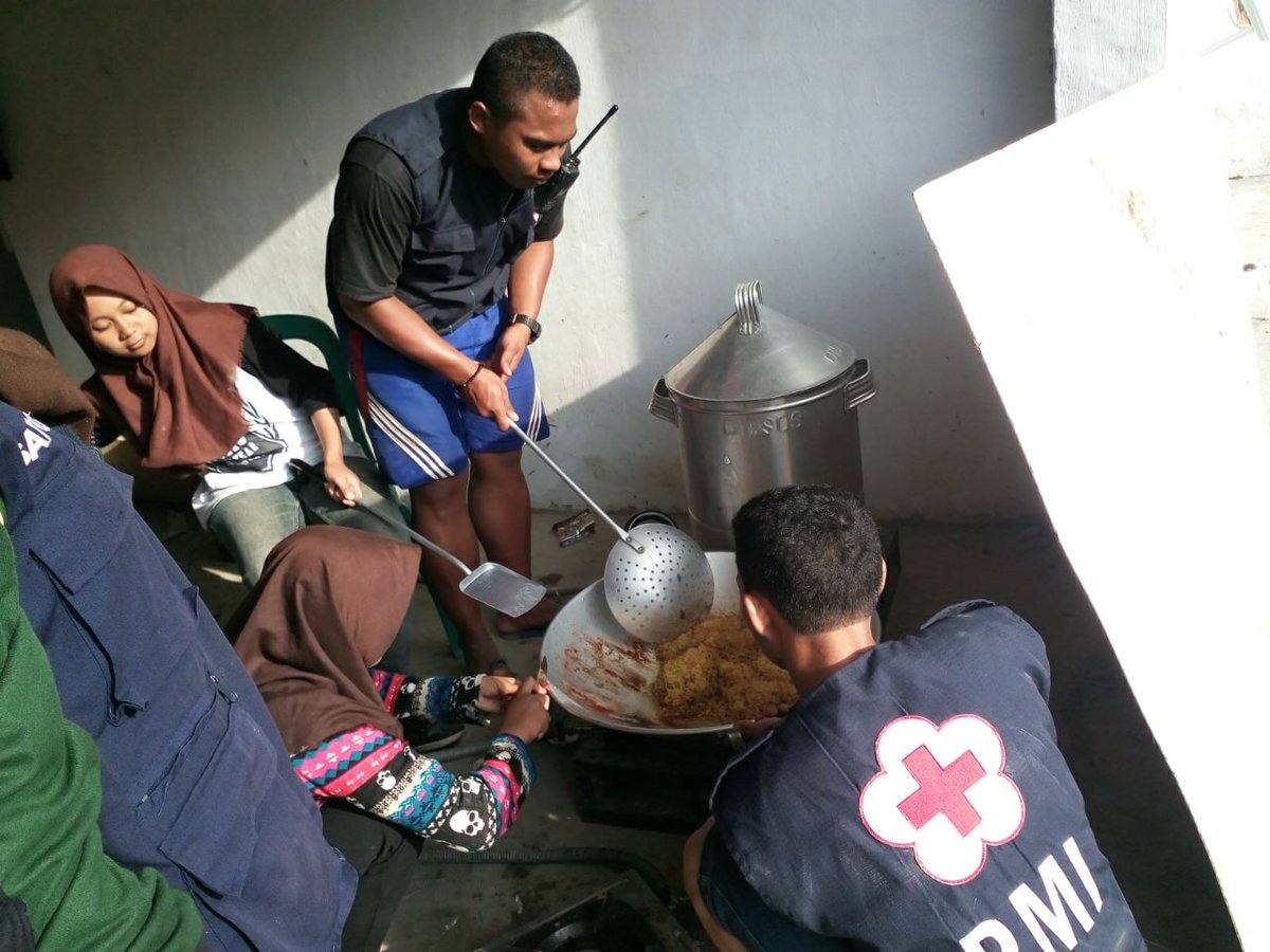 pmi_lampung's tweet photo. Pelayanan Dapur Umum di Bencana Banjir di Kelumbayan Kab. Tanggamus @palangmerah @Divisi_PB_PMI @posko_pusat https://t.co/XDtPIKKFgy