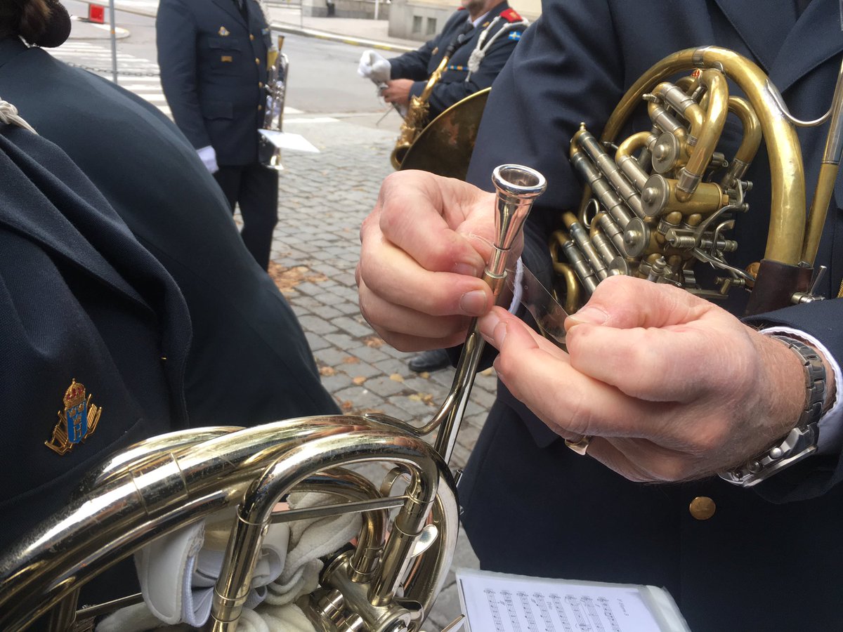 TidningenHv's tweet photo. Färdiga för strid/marsch! Hvmusikkår Lycksele genomför vaktparad genom Stockholm 12.45 med högvaktavlösning på slottet ca 13.15. #3grader https://t.co/SyZNNtrRjl